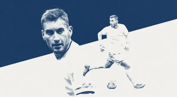 Dejan Kulusevski w akcji, biegnie z piłką. Jego skupiona twarz i dynamiczna poza sugerują gotowość do gry.