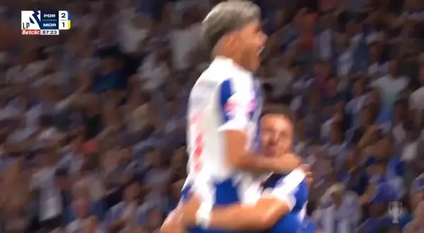 Piłkarze Porto świętują zwycięstwo nad Aroucą. Wynik 2:1.