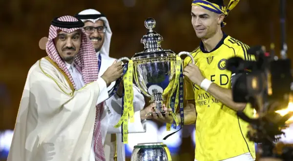 Cristiano Ronaldo z pucharem dla Al Nassr. Ceremonia wręczenia trofeum po zwycięstwie.
