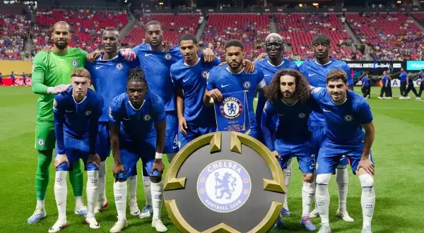 Chelsea F.C. – zawodnicy pozują do zdjęcia z emblematem klubu.