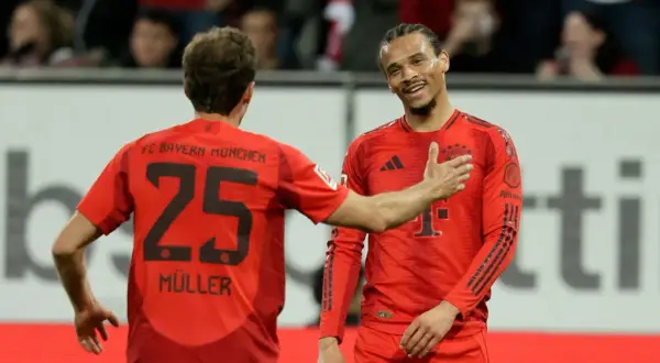 Piłkarze Bayernu Monachium, Müller i Sané, świętują bramkę.