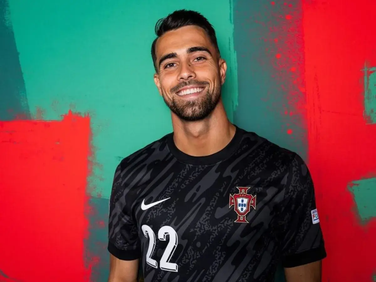 Uśmiechnięty Diogo Costa w czarnej koszulce reprezentacji Portugalii z numerem 22.