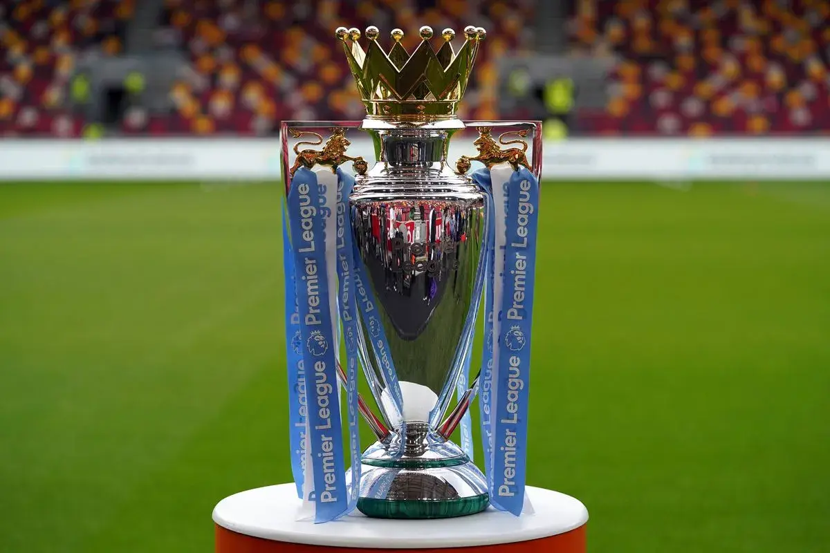 Puchar Premier League na tle stadionu. Marzenie Nottingham Forest: rozgrywki o najwyższe trofeum.