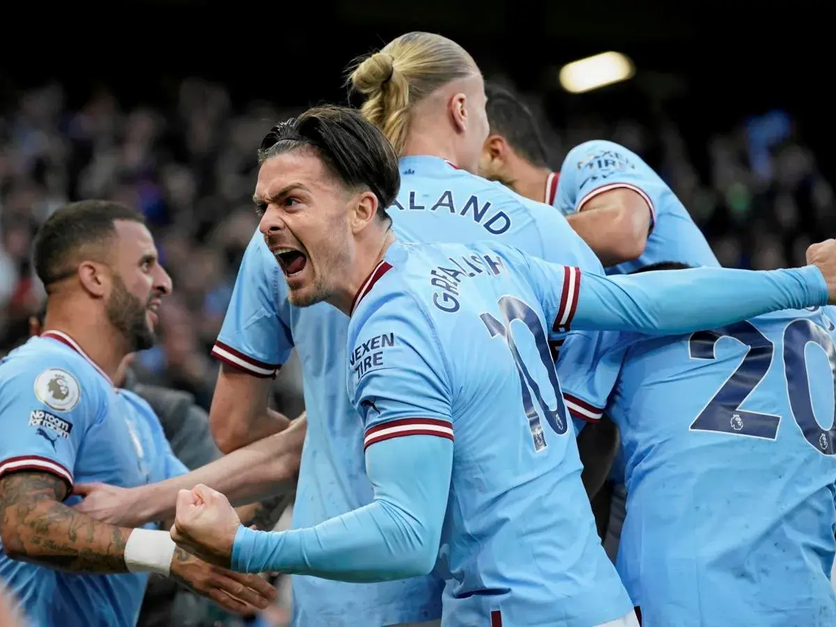 Piłkarze Manchesteru City w euforii po golu. Grealish krzyczy z radości, otoczony kolegami z drużyny.
