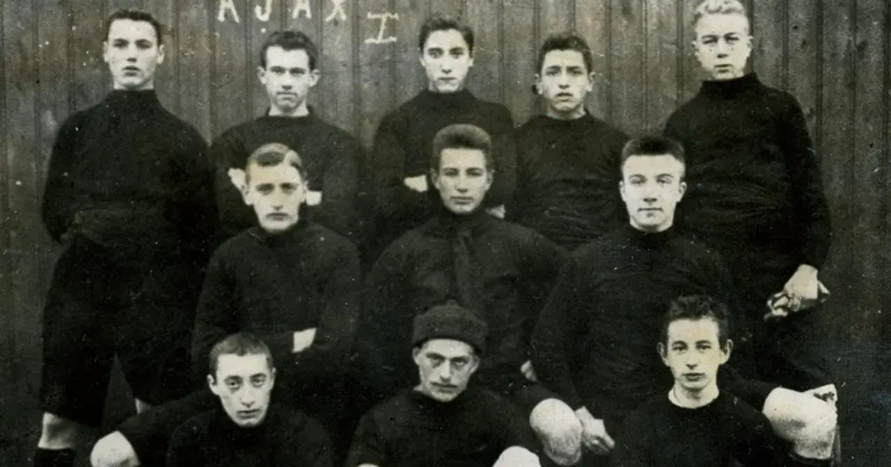 Drużyna piłkarska Ajax Amsterdam w historycznym składzie.