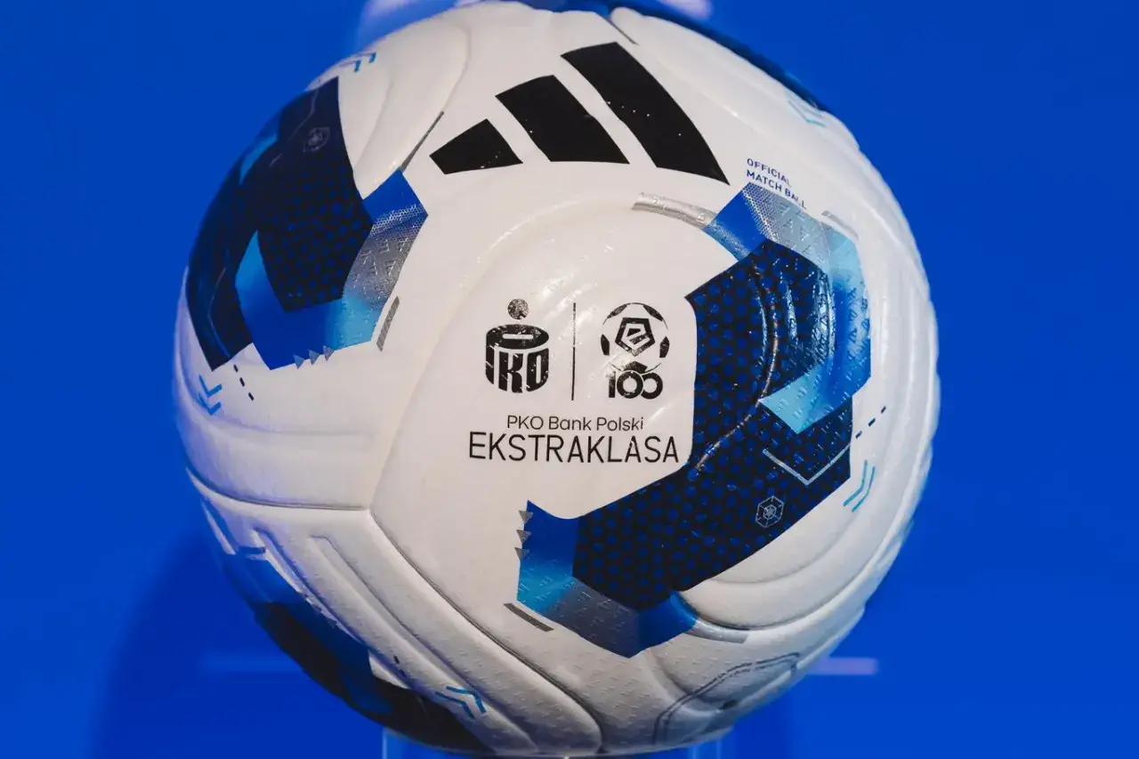 Piłka do piłki nożnej z logo PKO Bank Polski Ekstraklasa, gotowa do rozgrywek Legii Warszawa.