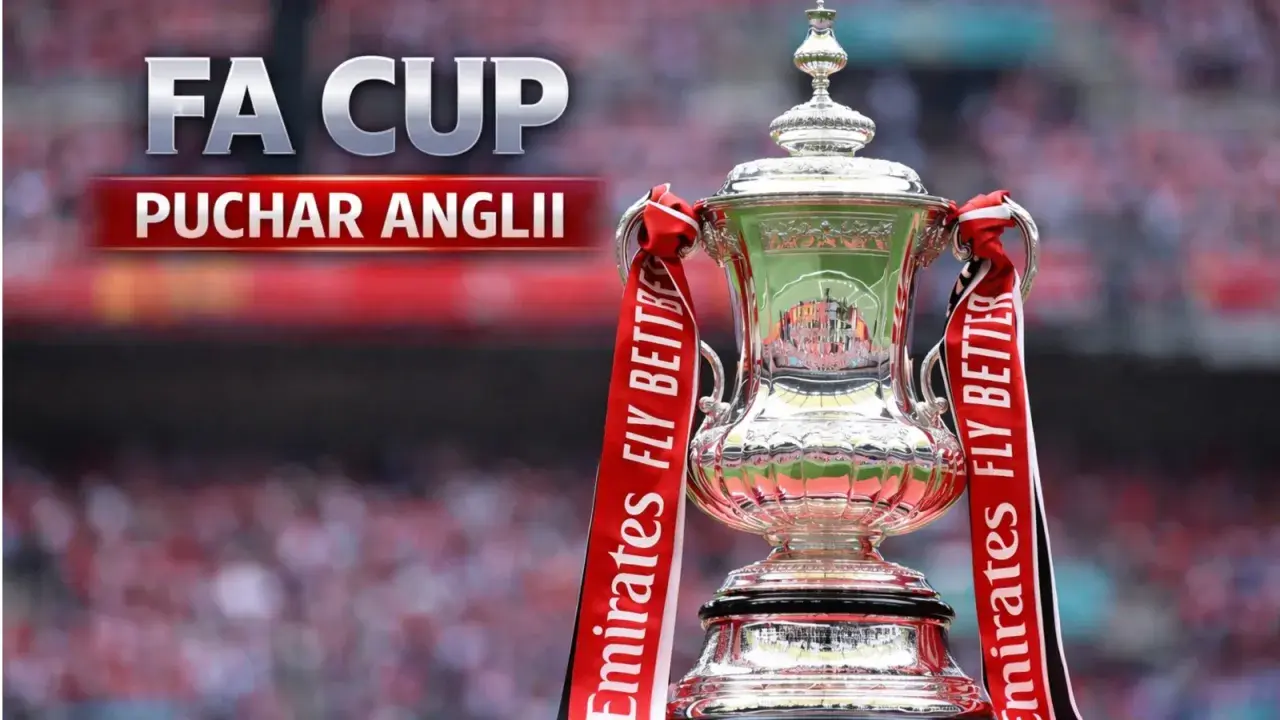 Błyszczący puchar FA Cup, znany jako puchar Anglii, z czerwonymi wstążkami Emirates.