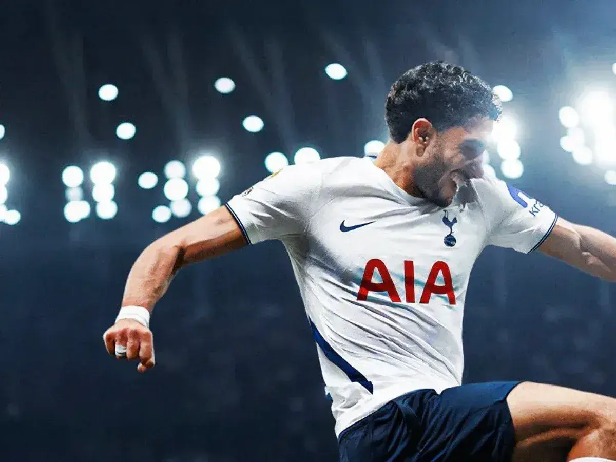 Omar Marmoush w białej koszulce Tottenhamu świętuje gola.