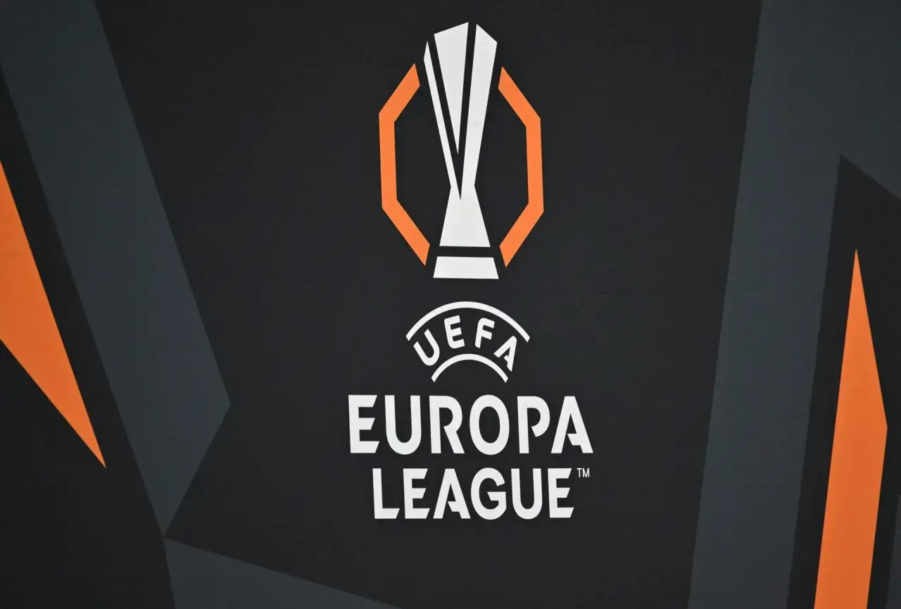 Logo UEFA Europa League na ciemnym tle z pomarańczowymi akcentami. Czekamy na emocjonujące celtic: rozgrywki!