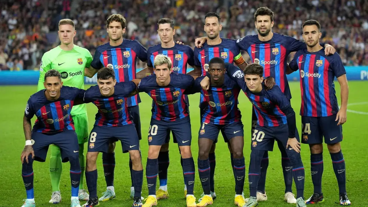 FC Barcelona – zawodnicy w swoich granatowo-bordowych strojach pozują do zdjęcia na murawie.