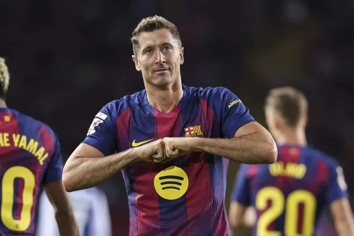 Robert Lewandowski w koszulce Barcelony, zaciśnięte pięści. Ciekawe, ile Lewandowski zarabia w Barcelonie, grając tak dobrze.