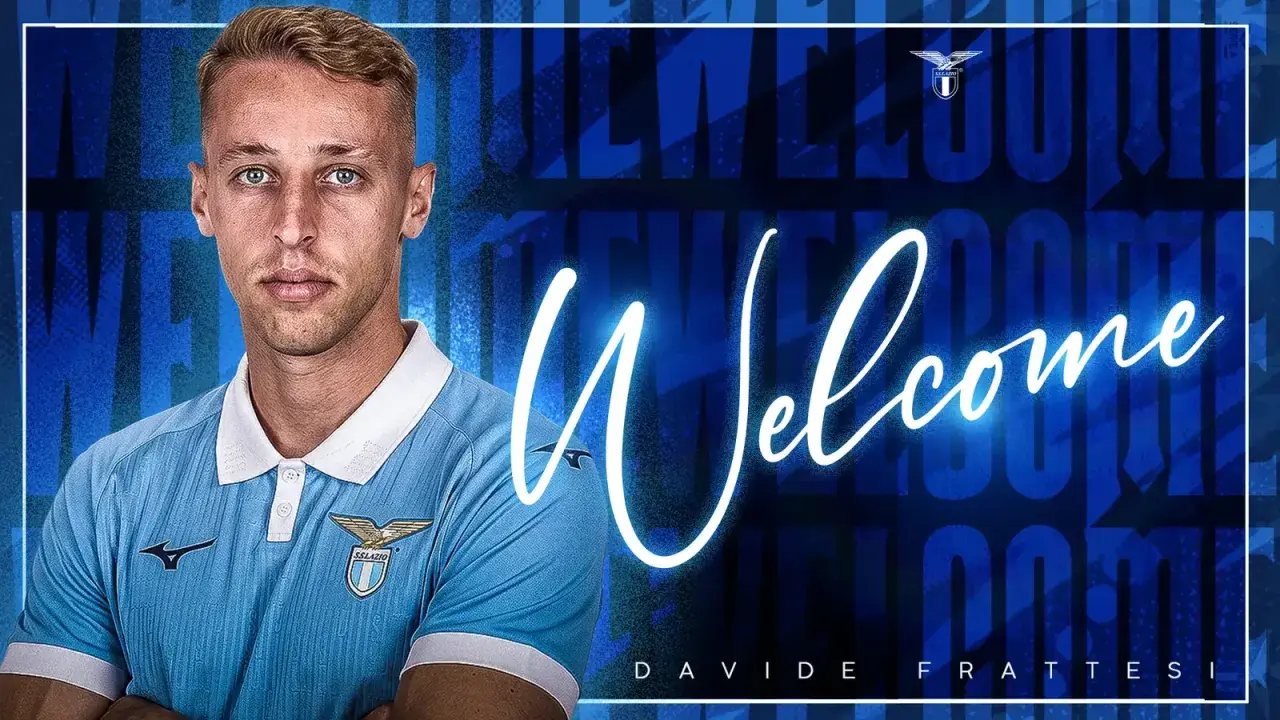 Davide Frattesi w jasnoniebieskiej koszulce Lazio, z napisem "Welcome" i herbem klubu.