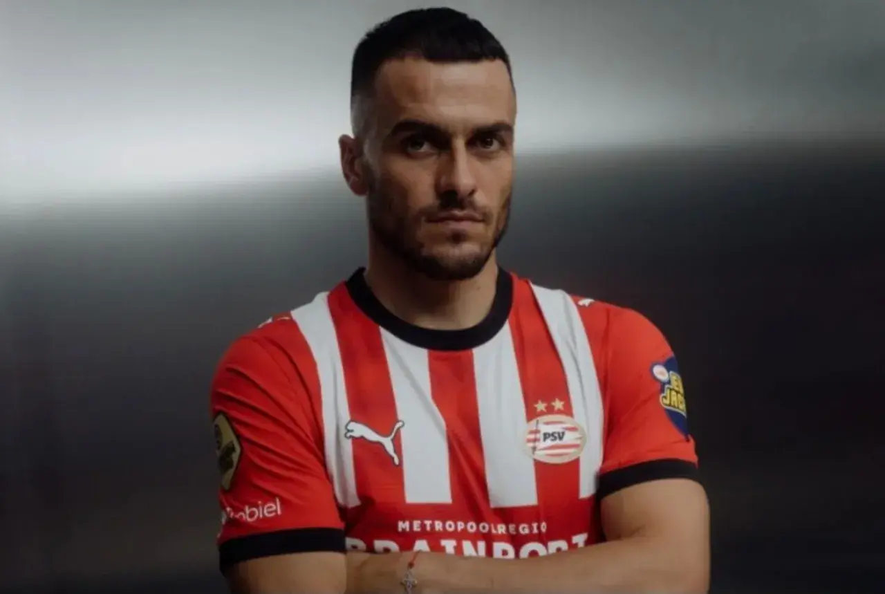 Piłkarz Filip Kostić w czerwono-białej koszulce PSV z dumą prezentuje swój nowy klub.