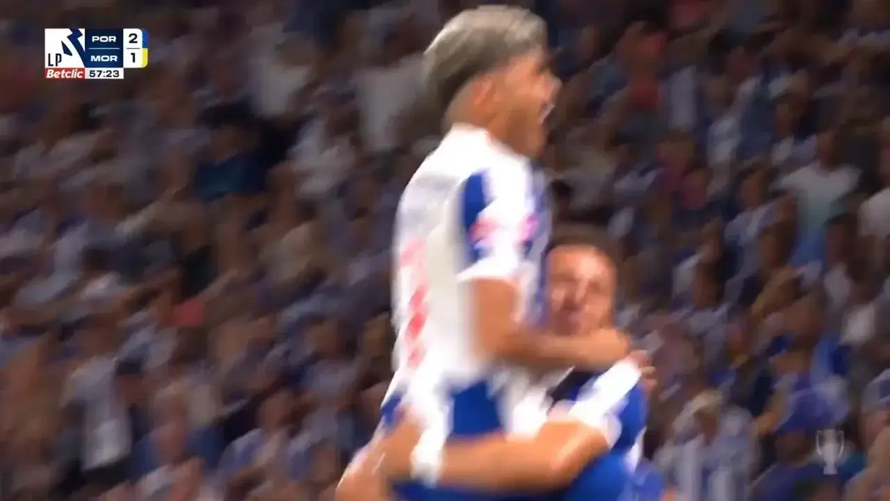 Piłkarze Porto świętują zwycięstwo nad Aroucą. Wynik 2:1.