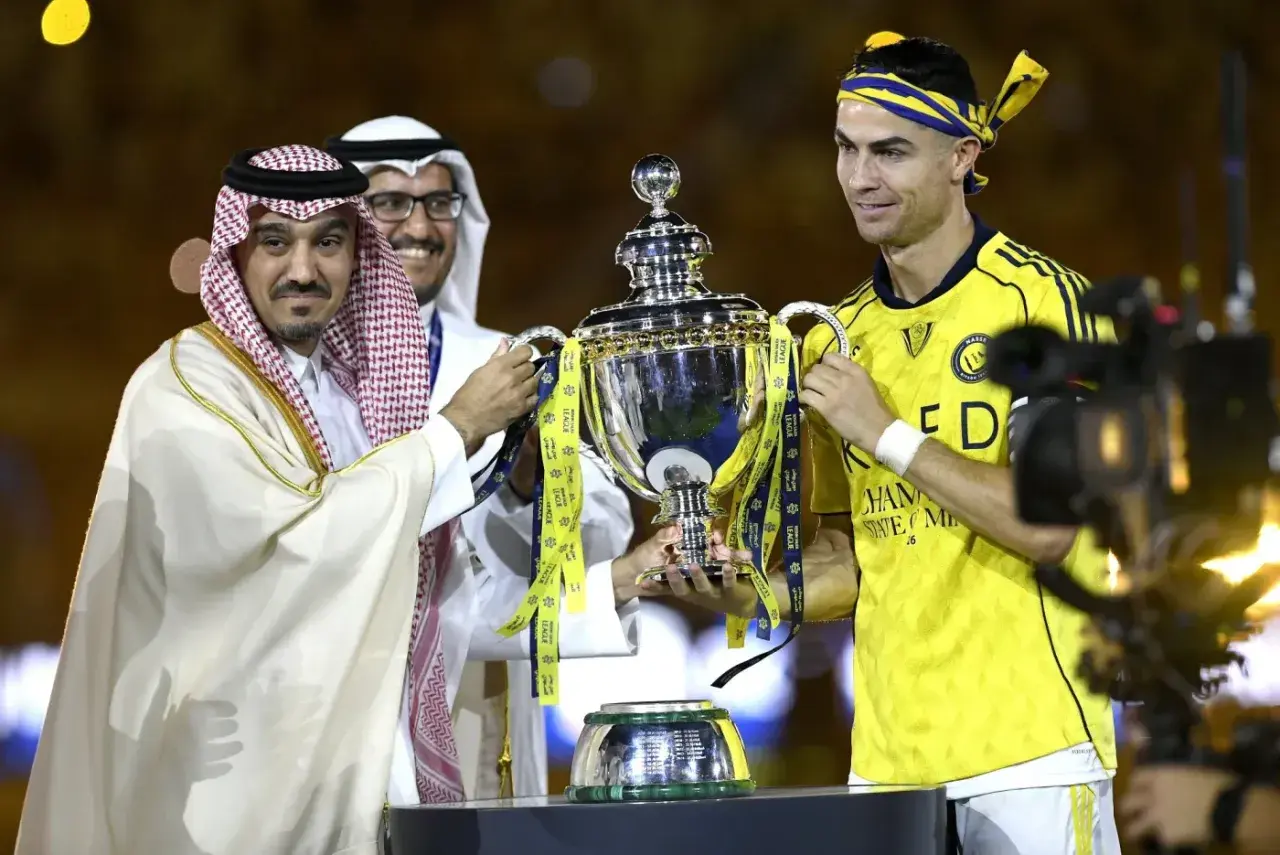 Cristiano Ronaldo z pucharem dla Al Nassr. Ceremonia wręczenia trofeum po zwycięstwie.