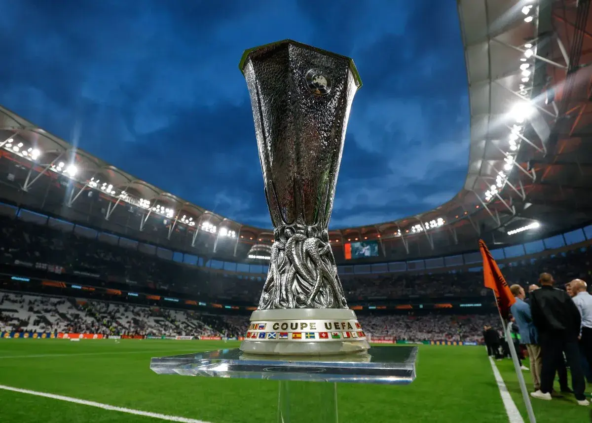 Trofeum Ligi Europy na tle stadionu, symbol walki o awans w fazie play-off.