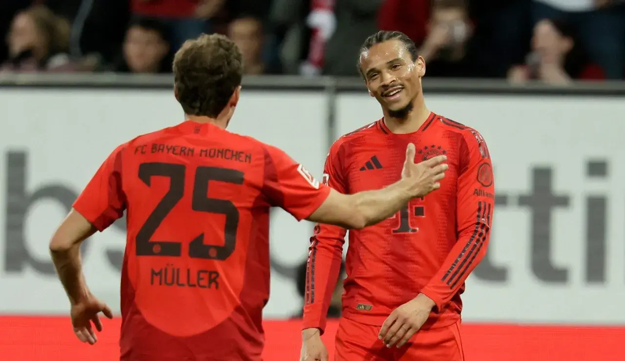 Piłkarze Bayernu Monachium, Müller i Sané, świętują bramkę.
