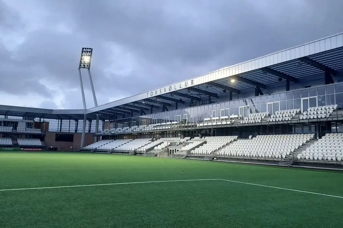 Pusta trybuna stadionu Torsvollur, gotowa na emocjonujące mecze Wysp Owczych.