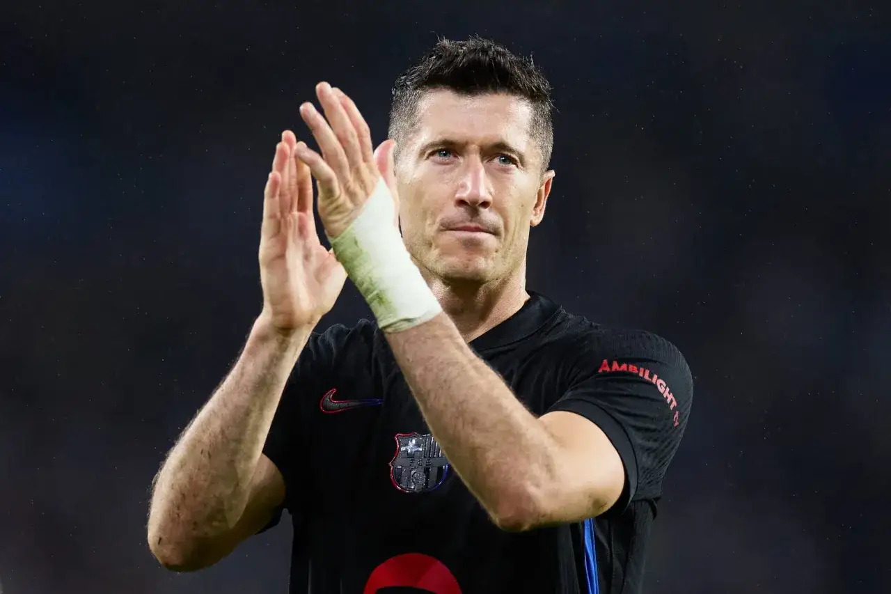 Robert Lewandowski, jeden z najlepszych polskich piłkarzy, w koszulce FC Barcelony. Marzy o tym, by dołączyć do grona Polak&oacute;w, kt&oacute;rzy wygrali Ligę Mistrz&oacute;w.