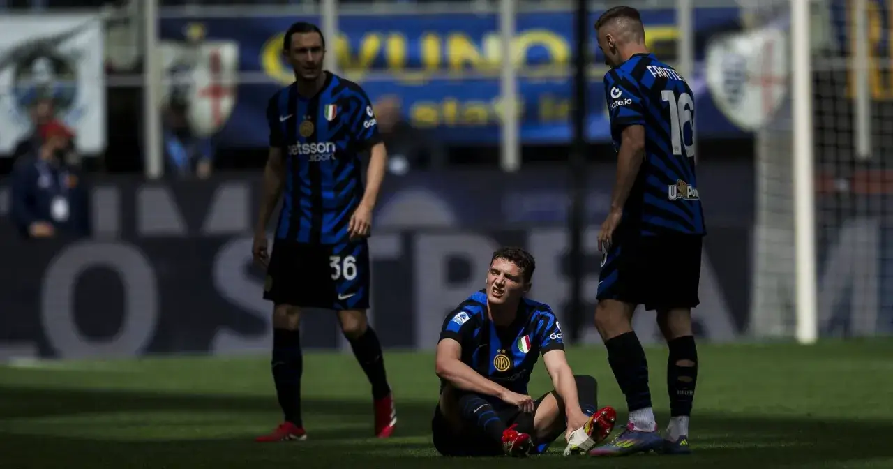 Piłkarze Interu, w tym Benjamin Pavard, na murawie. Jeden siedzi, dwóch stoi.