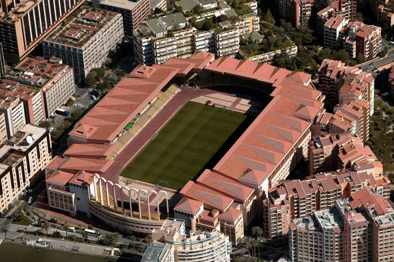 Stadion Louis II, dom AS Monaco FC, otoczony gęstą zabudową miejską Monako.