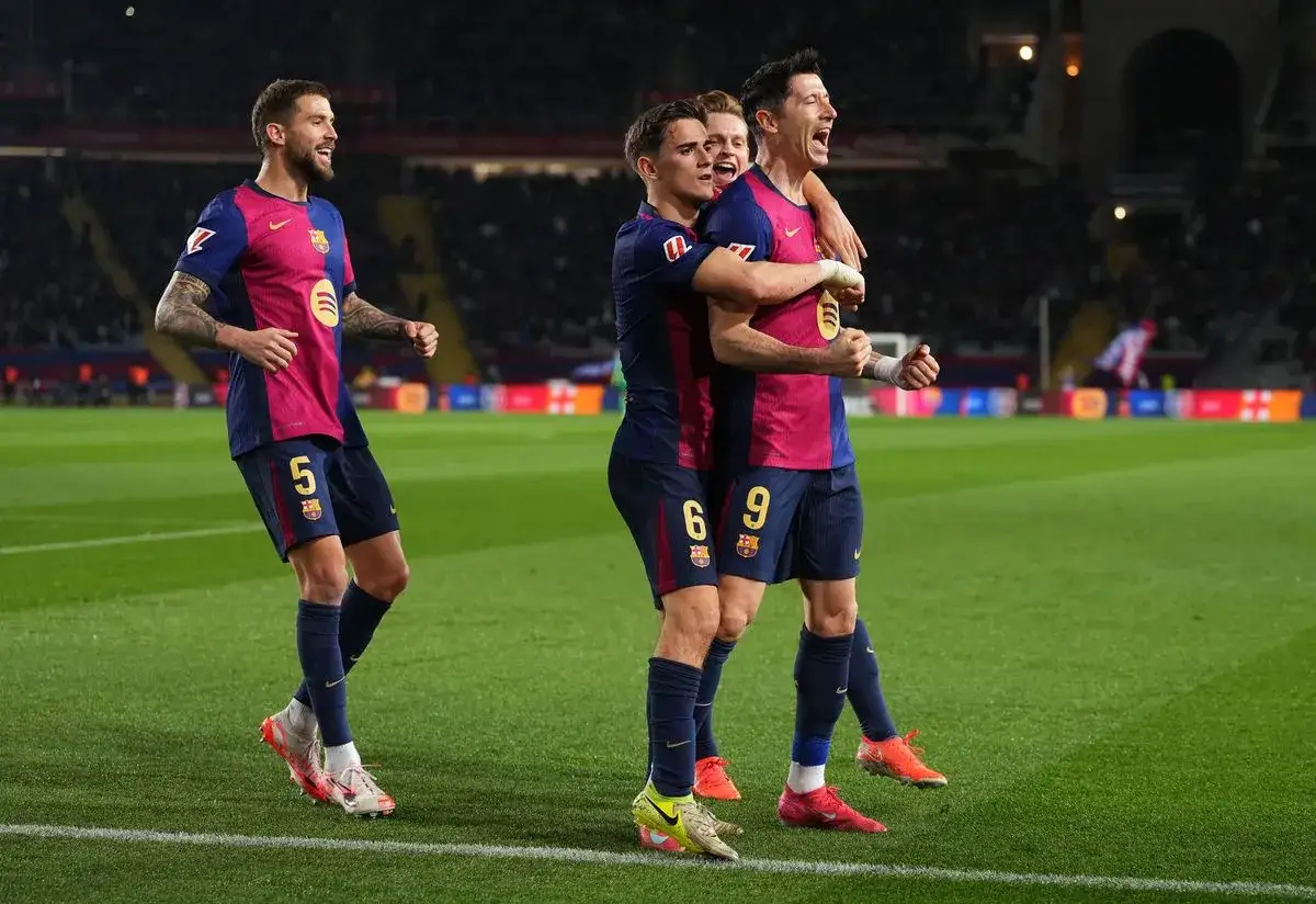 Piłkarze FC Barcelona świętują bramkę. Lewandowski, Gavi i Kound&eacute; w akcji.