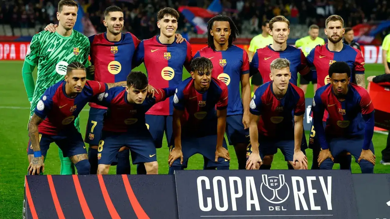 Drużyna FC Barcelona, znana jako pomocnicy Barcelony, pozuje do zdjęcia przed meczem.