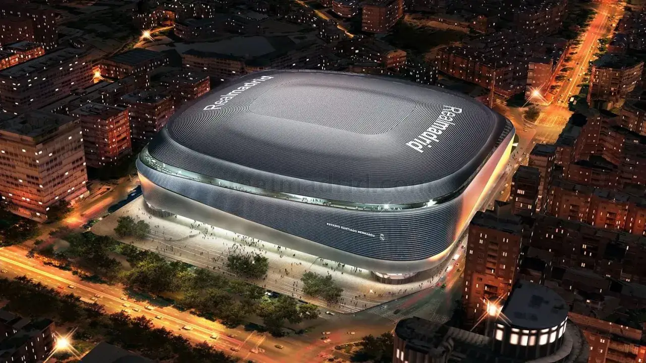 Nocna panorama stadionu Santiago Bernabéu, gdzie gra Real Madryt, który dla wielu jest najlepszym klubem na świecie.