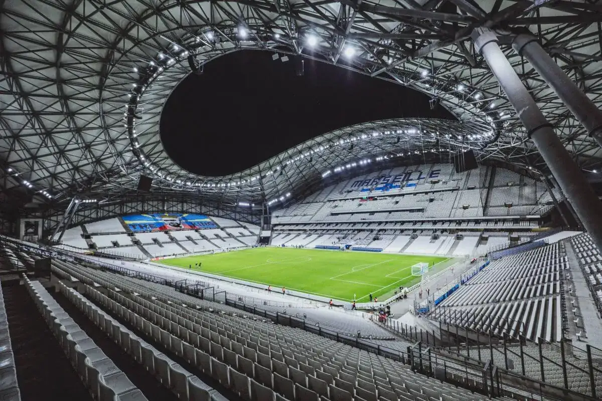 Stadion Orange Vélodrome w Marsylii, gotowy na emocjonujące rozgrywki Olympique Marsylia.