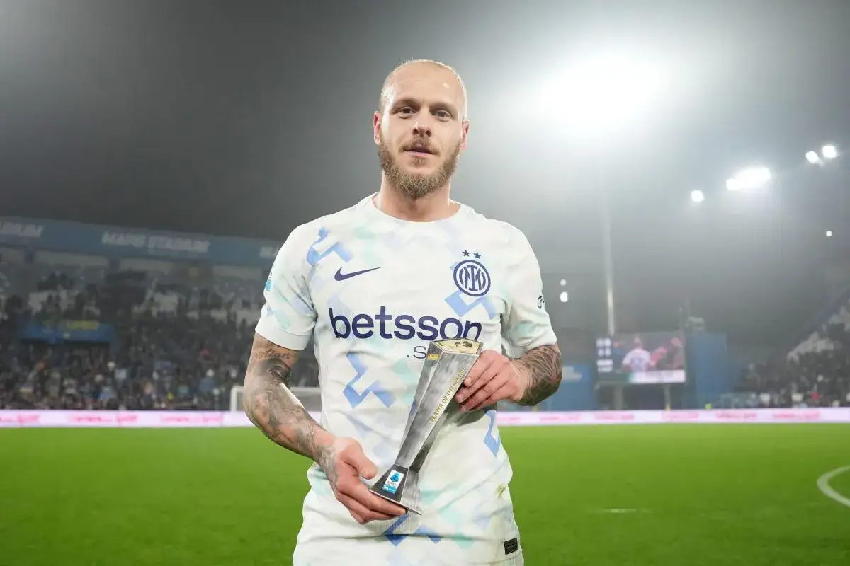 Federico Dimarco, piłkarz Interu, z dumą prezentuje statuetkę