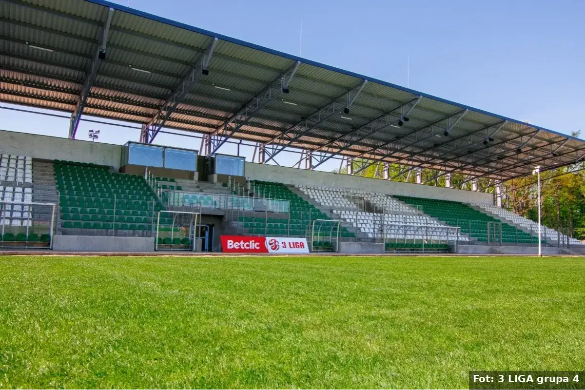 Stadion z zielonymi i białymi siedzeniami, gotowy na mecze niższych lig.