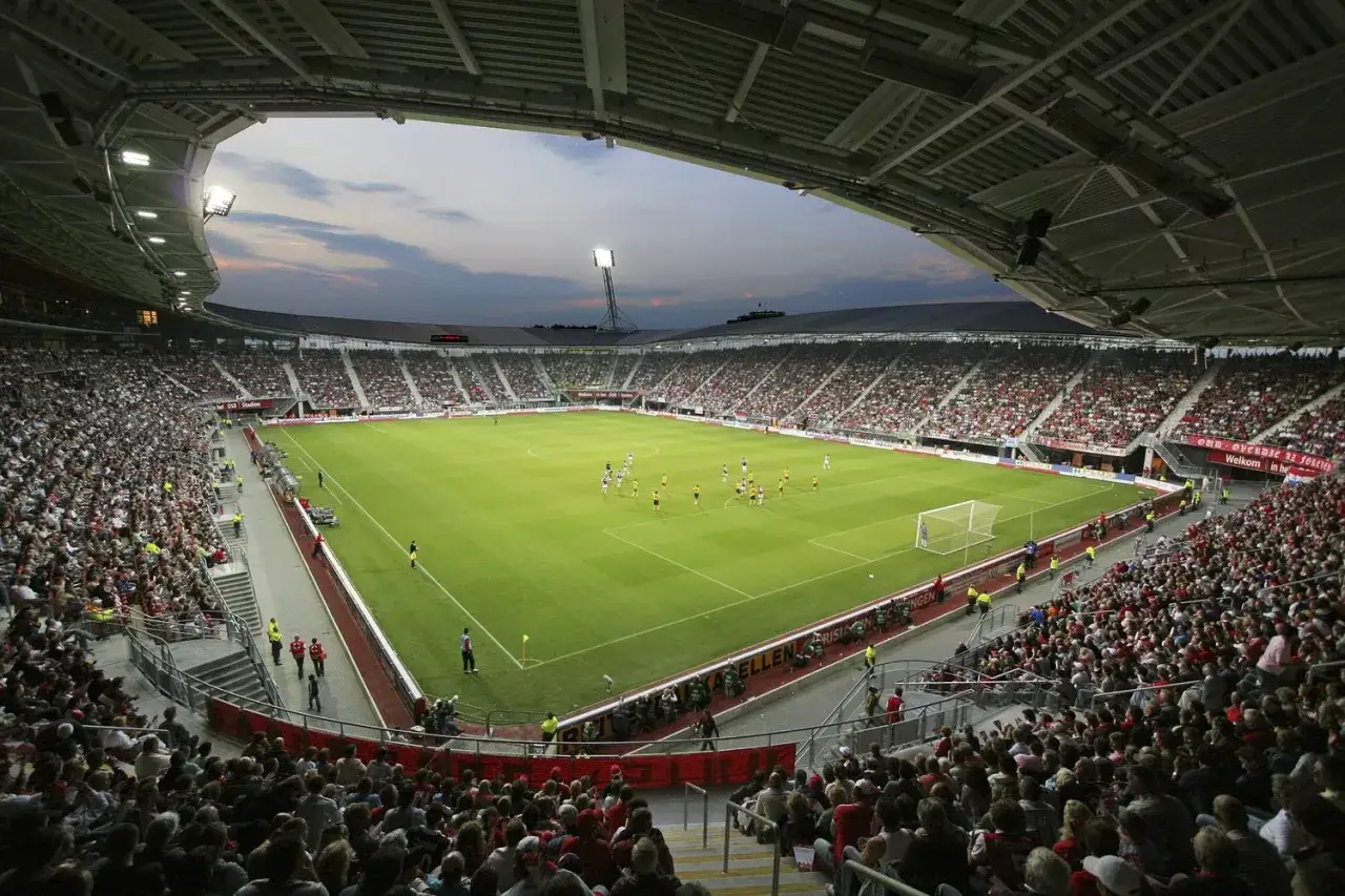 Piłkarze AZ Alkmaar w akcji na pełnym stadionie. Rozgrywki w toku, kibice dopisują.