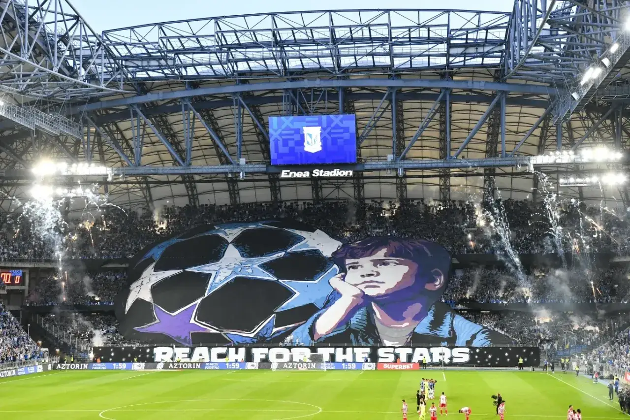 Wielka oprawa Lecha Poznań Liga Mistrz&oacute;w: chłopiec marzący o gwiazdach obok piłki.