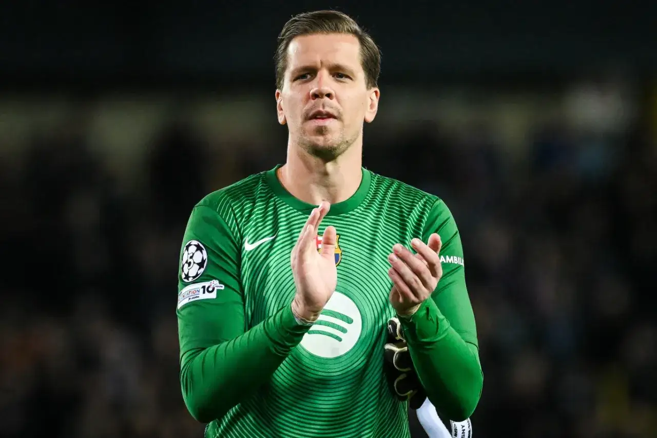 Bramkarz FC Barcelona, Marc-André ter Stegen, klaszcze w dłonie. Jego zielona koszulka z logo Spotify i pucharem Ligi Mistrzów symbolizuje szczęśliwy koniec kariery.
