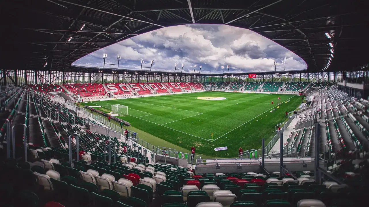 Pusta trybuna stadionu Raków Częstochowa czeka na emocjonujące rozgrywki.