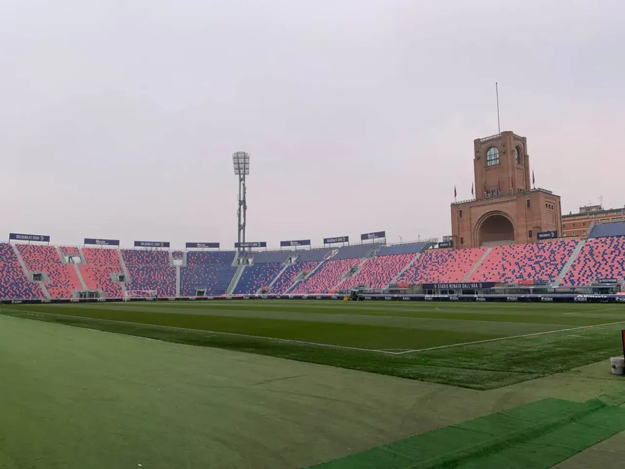 Stadion Renato Dall'Ara, dom Bologna FC, gotowy na kolejne emocjonujące rozgrywki.