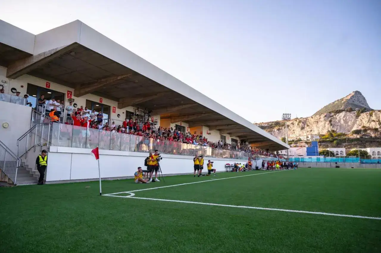 Widownia na stadionie, kibice w czerwonych barwach, a w tle majestatyczna skała. To polska drużyna grająca na Gibraltarze.