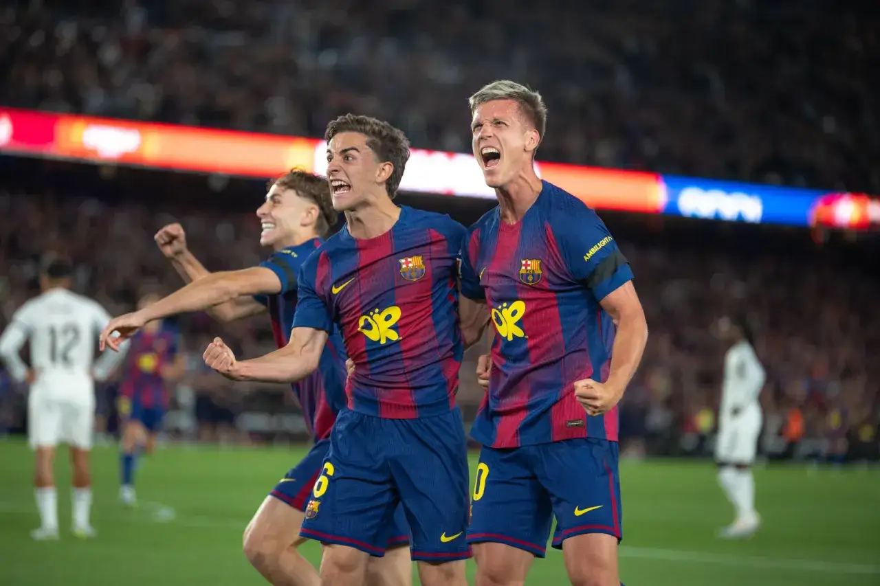 Piłkarze Barcelony świętują zwycięstwo, radość na ich twarzach świadczy o tym, że Barcelona mistrzem!