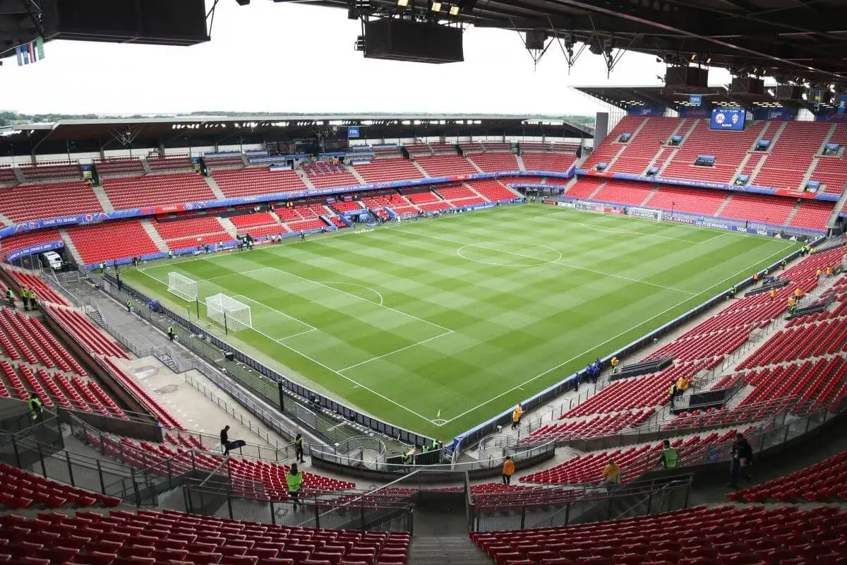 Stade Rennais: rozgrywki. Pusta, zielona murawa stadionu piłkarskiego z czerwonymi trybunami, gotowa na emocjonujące mecze.