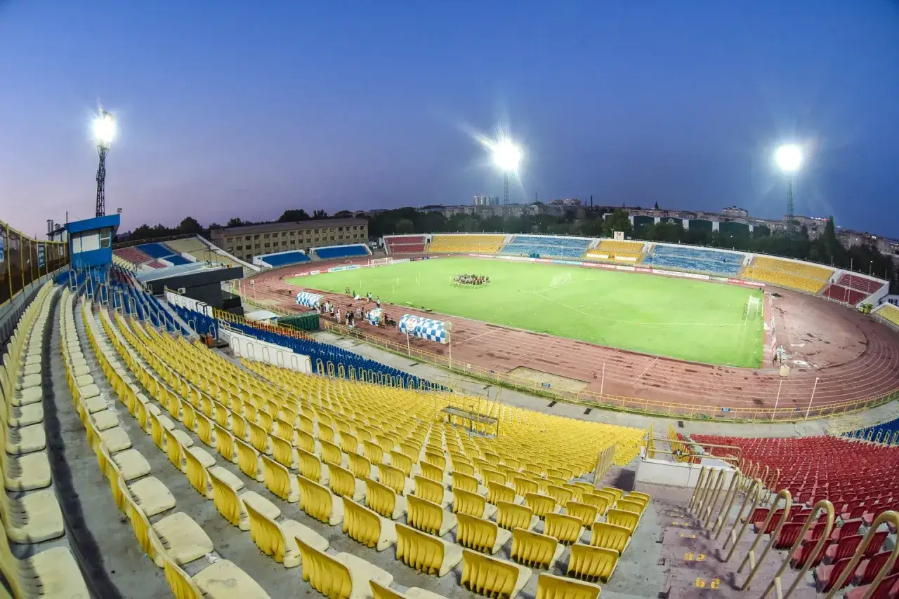 Puste trybuny stadionu Ordabasy w Szymkencie czekają na kibic&oacute;w.