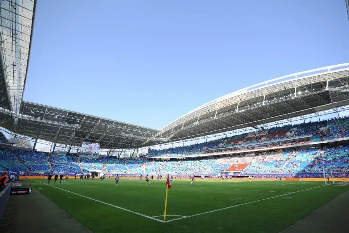 Piłkarze na murawie stadionu, trybuny wypełnione kibicami. Zapowiada się emocjonujący mecz Bayern Monachium - RB Lipsk.