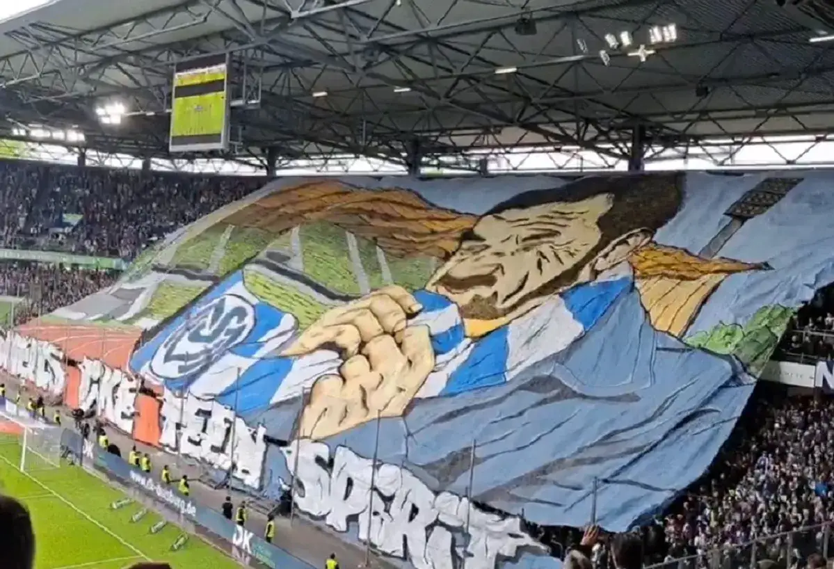 Ogromna oprawa kibic&oacute;w MSV Duisburg z wizerunkiem zawodnika.