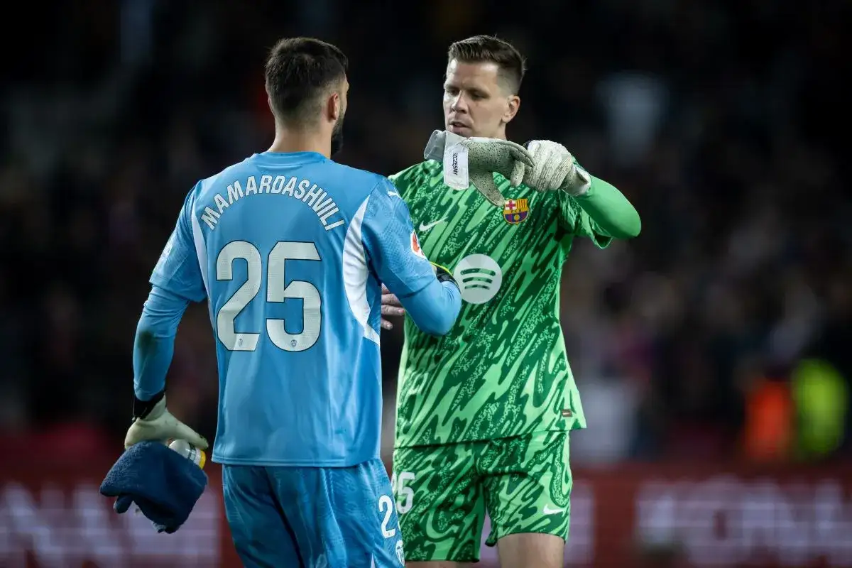 Dw&oacute;ch bramkarzy, Mamardashvili i ter Stegen, rozmawia na boisku. To dow&oacute;d, że najlepsi bramkarze na świecie potrafią docenić siebie nawzajem.