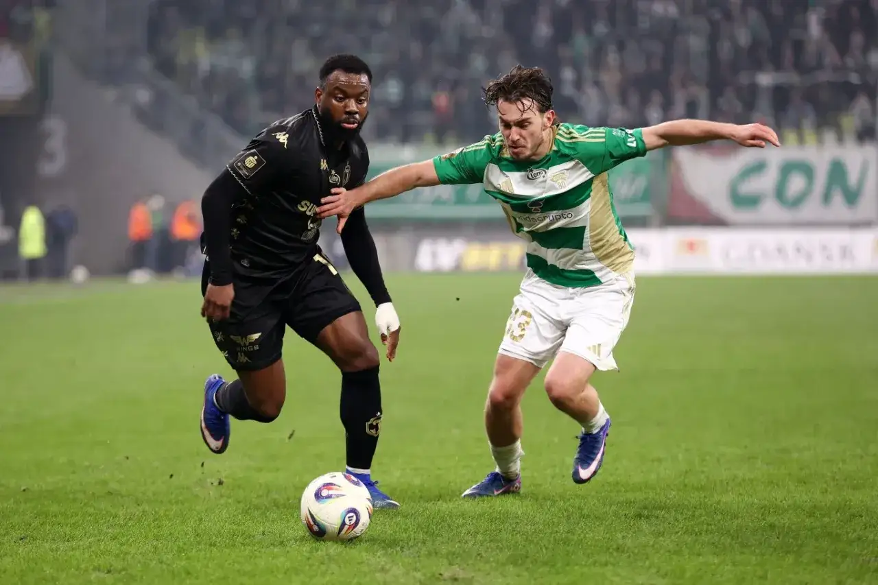 Piłkarze Jagiellonia Białystok &ndash; Lechia walczą o piłkę na boisku.