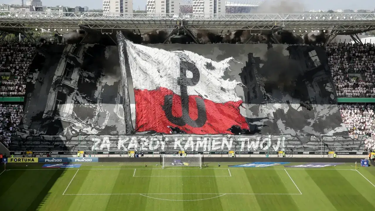 Oprawa Legii Warszawa z motywem Powstania Warszawskiego i hasłem 