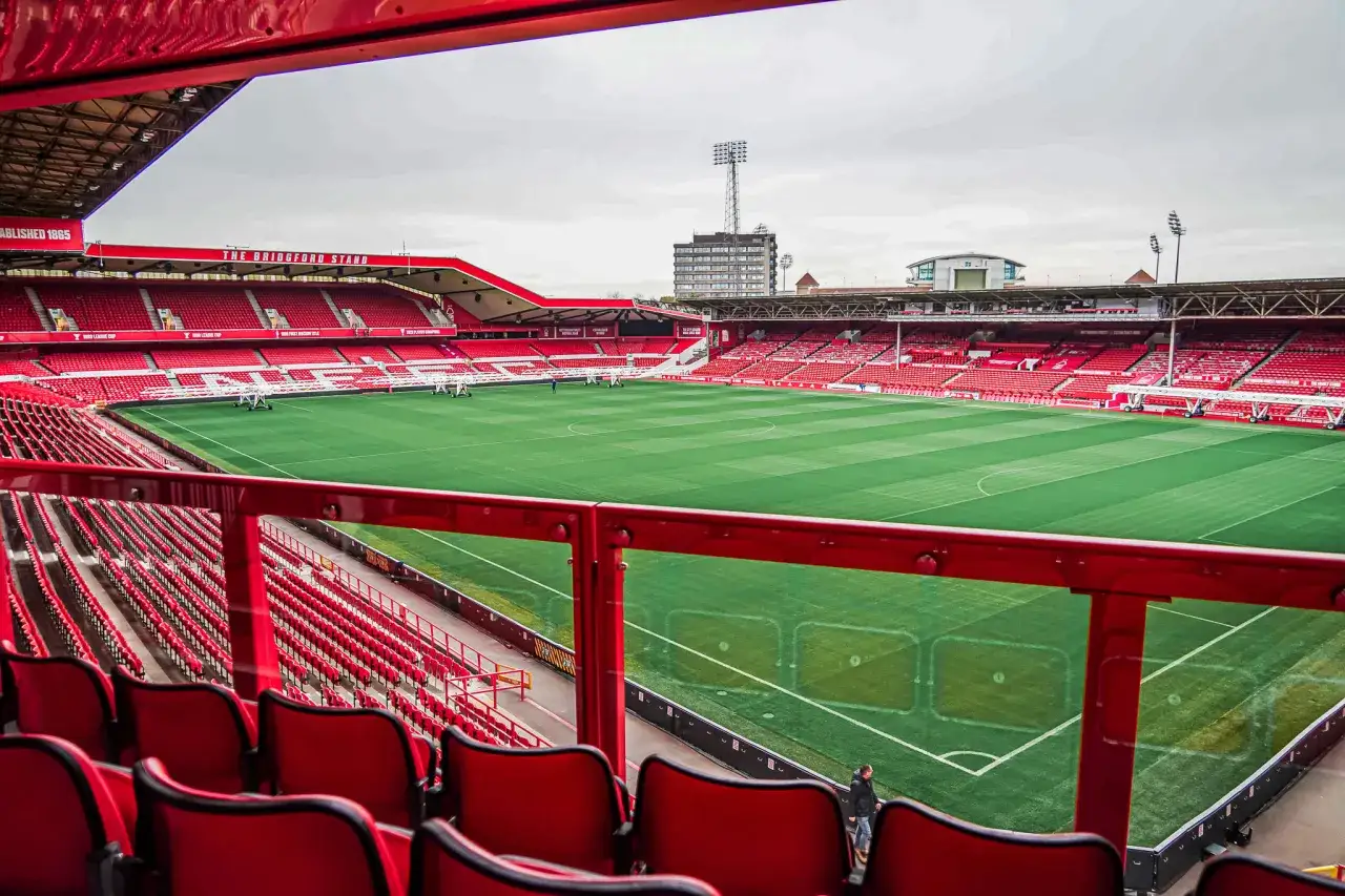 Puste trybuny stadionu Nottingham Forest czekają na emocje meczu z Man City.