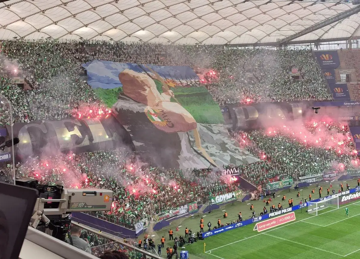 Oprawa kibiców na meczach Pucharu Polski: ogromna grafika i race tworzą niesamowitą atmosferę.