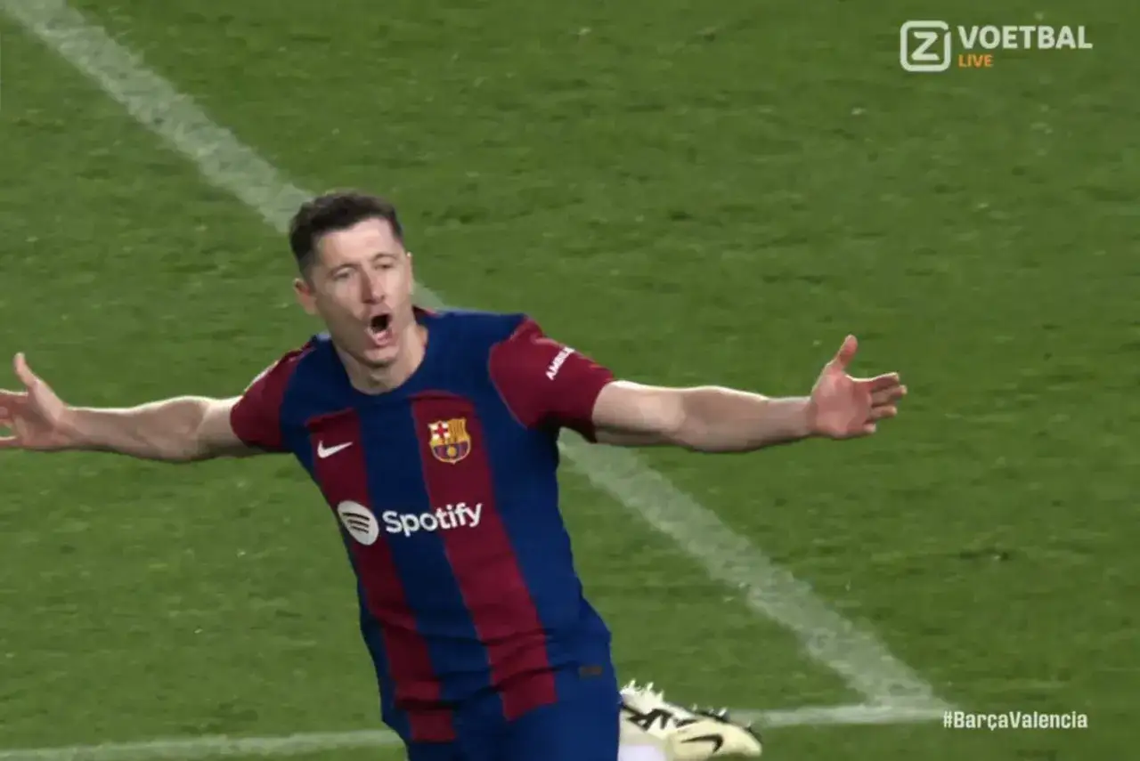 Robert Lewandowski świętuje bramkę, być może to jego lewandowski hat trick. Piłkarz FC Barcelony w niebiesko-bordowym stroju z logo Spotify.