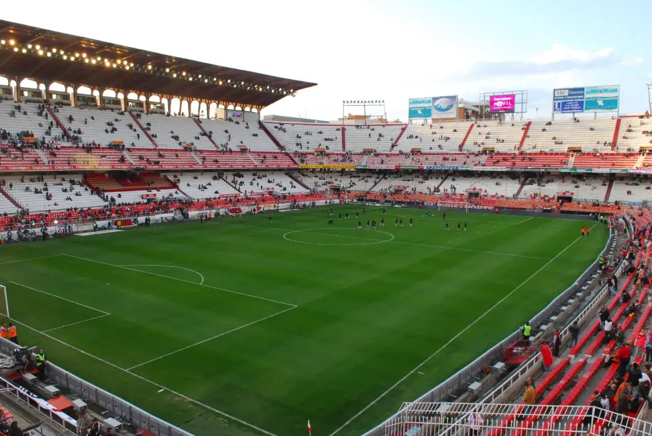 Piłkarze Sevilla FC rozgrzewają się na murawie stadionu przed meczem.