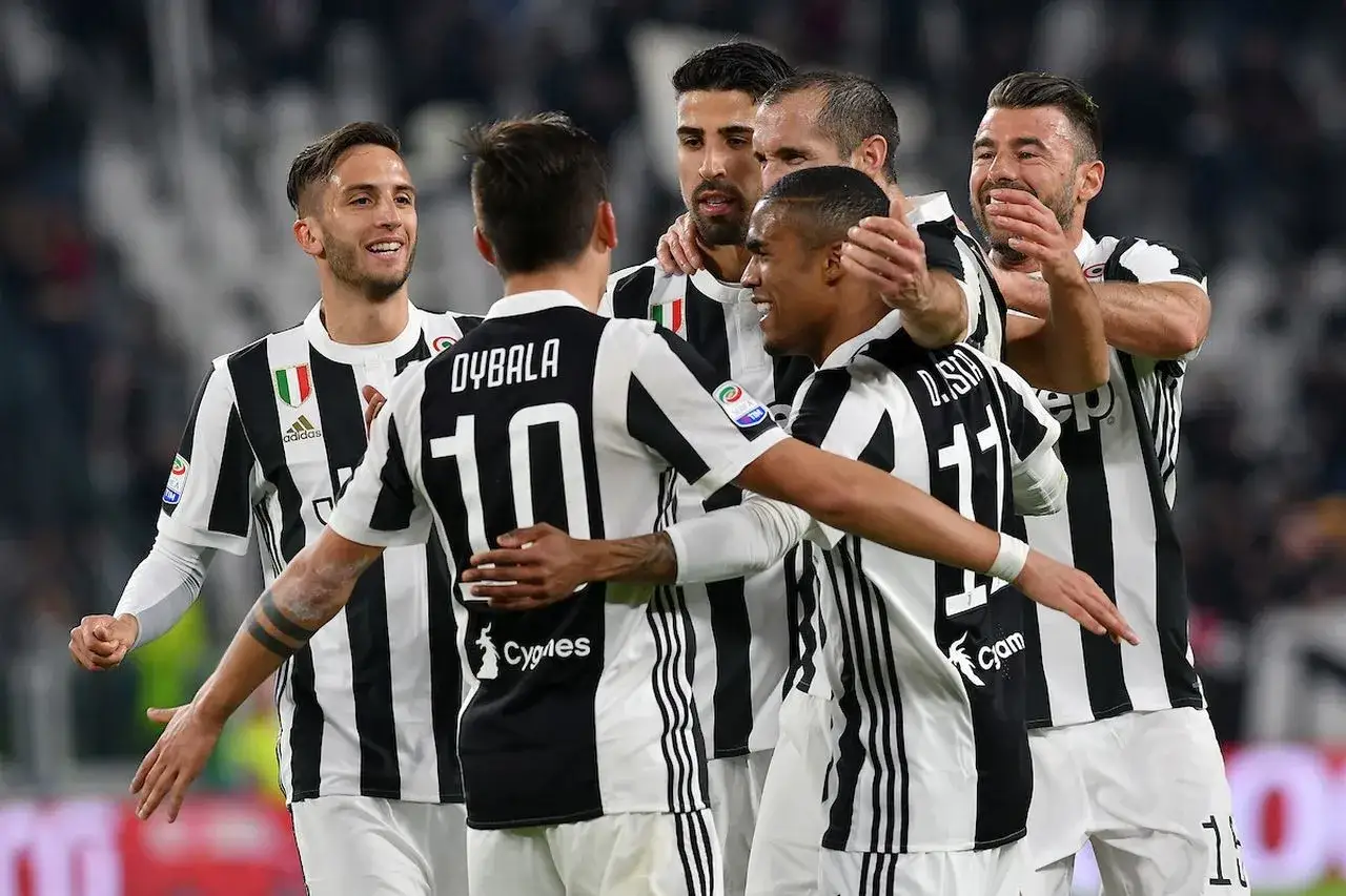 Radość juventus &ndash; zawodnicy po strzelonej bramce. Dybala i sp&oacute;łka świętują zwycięstwo.